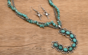 Wear N.E. Wear® Silver and Turquoise Stones Horseshoe Necklace and Earrings Jewelry Set
